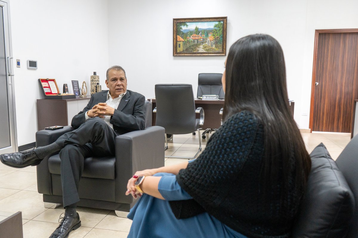 🌱🤝 ¡Alianza por un Honduras más verde! 🇭🇳

Nuestra directora, Ing. Maribel Rincón, se reunió con el Ministro Juan Carlos Ramos de <a href="/sernaHN/">Secretaría de Recursos Naturales y Ambiente</a> para impulsar proyectos ambientales y fortalecer la conciencia ambiental en el país. 💚♻️

#FundaciónAztecaHonduras #MedioAmbiente