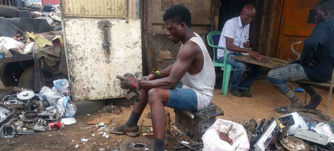 UNIC_Moscow's tweet image. Незаконный оборот отходов ведет к загрязнению окружающей среды и наносит ущерб здоровью людей

tinyurl.com/ydvweude

Наибольшую опасность электронные отходы представляют для тех, кто занимается их переработкой. Фото ВОЗ 

#UN #OOH #UNODC #waste #trade #УНП #торговля #отходы