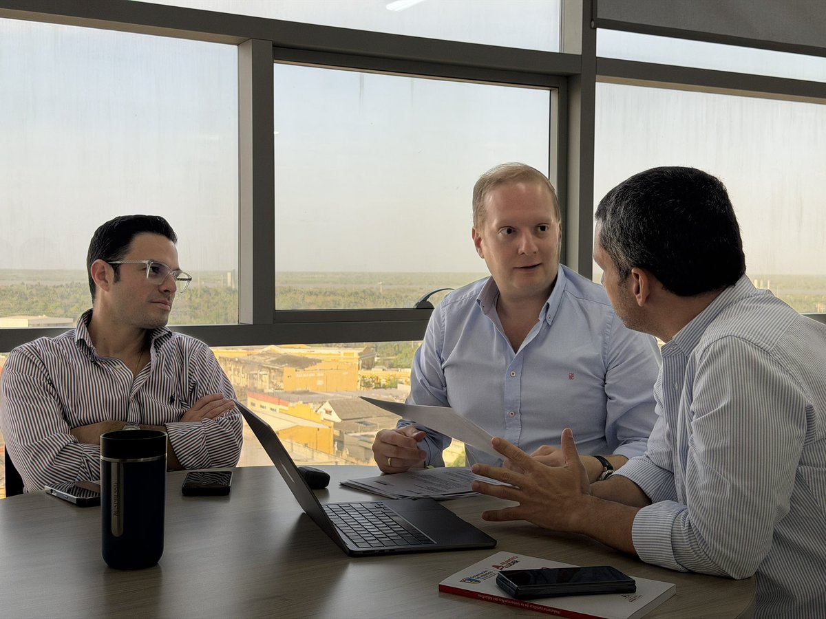 Gobatlantico's tweet photo. 🤖 ¡AtlantIA se expande en la región Caribe!

El secretario jurídico @Rachidnader se reunió con el secretario jurídico de la @AlcaldiaVpar para presentarle AtlantIA, el software que analiza jurisprudencia, propone respuestas y conciliaciones, todo en beneficio de la gente. 

Una innovación que nació en el Atlántico y sigue expandiéndose en el Caribe.
