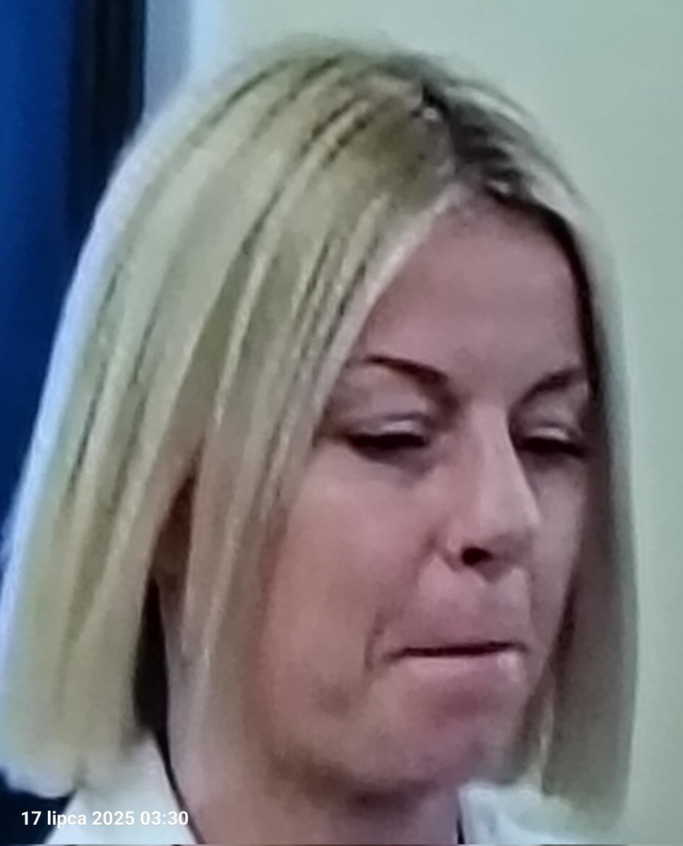 To jest Agnisia... Specjalistka   d/s zaczeski Tuska. <a href="/AgaRucinska/">Agnieszka Rucińska</a>
Agnisia zeznaje przeciwko Republice. Agnisia opowiada jak to dziennikarze Rep. są be i przeszkadzają.
Na prośbę Sądu o podanie dat mówi że ona do dat nie ma pamięci. 🤣 Nawet nie pamięta od kiedy pracuje w KPRM.