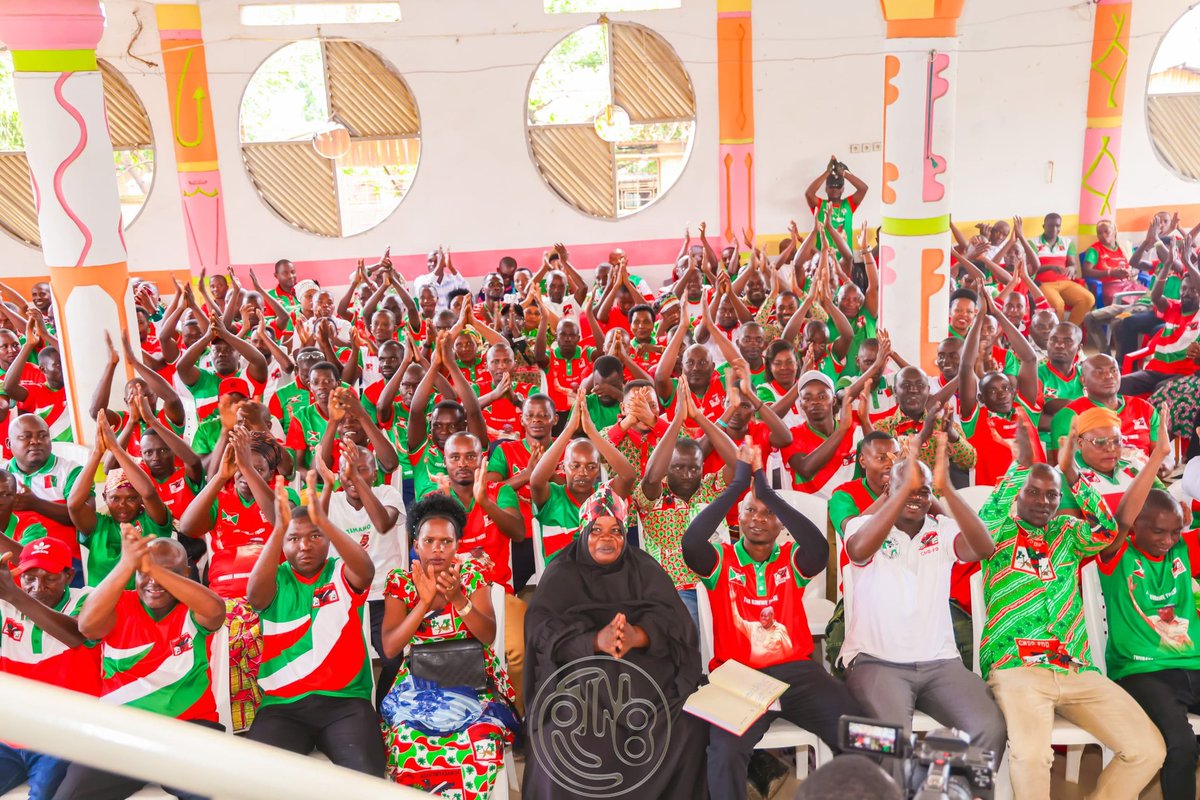 RTNBurundi's tweet photo. Ntahangwa au cœur de la dynamique nationale du CNDD-FDD: Une tournée placée sous le signe du renforcement des structures

Dans le cadre de la tournée nationale effectuée à travers les différentes
Communes du pays, le Secrétaire général du CNDD-FDD, Révérien Ndikuriyo, s’est rendu ce 25 février 2026 dans la Commune de Ntahangwa en province de Bujumbura, où il a été accueilli chaleureusement par de nombreux militants de ce parti.

L’objectif de ces descentes est de prodiguer des conseils et donner des orientations aux responsables du parti, depuis le niveau des collines jusqu’à celui de la Commune, afin de consolider la gouvernance interne et l’efficacité organisationnelle.

Ntahangwa, un engagement salué

Dans son mot de bienvenue, le Secrétaire provincial du CNDD-FDD en province de Bujumbura, Ngoragoze Alexandre, a souligné que les militants de la Commune Ntahangwa sont pleinement engagés dans les activités de développement national.

Les participants à la rencontre ont suivi une projection mettant en lumière les réalisations accomplies dans la Commune dans divers secteurs de la vie socio-économique.

Sur le plan politique, il a également indiqué que la Commune affiche des résultats remarquables, avec un score de 97 % des voix obtenues lors des élections de 2025.

Leadership intègre et valeurs morales

Dans son enseignement sur le leadership intègre, le Révérend Pasteur Claver Ndayisenga, s’appuyant sur l’Évangile selon Saint Matthieu 6:33, a exhorté les dirigeants à rechercher d’abord le Royaume de Dieu et la justice divine, rappelant que le reste leur sera accordé par surcroît.

Il les a invités à respecter et à soutenir leurs supérieurs hiérarchiques, à éviter l’orgueil, la jalousie et la rancune, et à incarner des modèles exemplaires au sein de la société.

Cap sur le développement et la bonne gouvernance

Dans son allocution, le Secrétaire général du CNDD-FDD,, Révérien Ndikuriyo, a prodigué de nombreux conseils aux responsables locaux afin d’améliorer davantage l’image de la Commune Ntahangwa, et de lui permettre de conserver sa position de référence au niveau national.

Il les a encouragés à investir résolument dans le secteur agricole, en particulier dans les cultures d’exportation telles que le café, l’avocat et d’autres filières porteuses.

Il a également appelé les dirigeants à adopter un comportement exemplaire, à lutter contre les rumeurs, et à préserver la réputation du parti par des actes responsables.

Une vision pour les cinq prochaines années

Le Secrétaire général du CNDD-FDD a exprimé le souhait de voir ce parti sortir renforcé au cours des cinq prochaines années, invitant les militants à faire preuve de vision stratégique et d’engagement durable.

Il convient de rappeler que la Commune Ntahangwa est la septième des treize Communes de la province de Bujumbura déjà visitées par le Secrétaire général du CNDD-FDD, accompagné des Secrétaires nationaux chargés des différents départements.