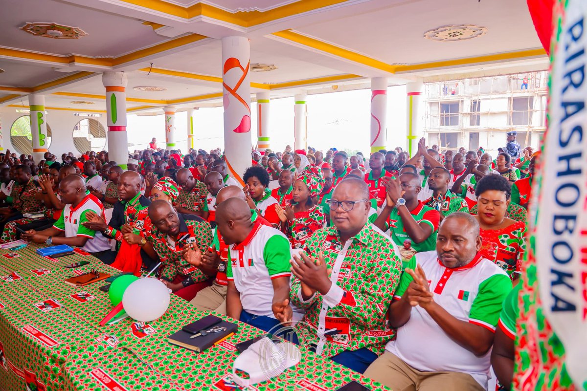 RTNBurundi's tweet photo. Ntahangwa au cœur de la dynamique nationale du CNDD-FDD: Une tournée placée sous le signe du renforcement des structures

Dans le cadre de la tournée nationale effectuée à travers les différentes
Communes du pays, le Secrétaire général du CNDD-FDD, Révérien Ndikuriyo, s’est rendu ce 25 février 2026 dans la Commune de Ntahangwa en province de Bujumbura, où il a été accueilli chaleureusement par de nombreux militants de ce parti.

L’objectif de ces descentes est de prodiguer des conseils et donner des orientations aux responsables du parti, depuis le niveau des collines jusqu’à celui de la Commune, afin de consolider la gouvernance interne et l’efficacité organisationnelle.

Ntahangwa, un engagement salué

Dans son mot de bienvenue, le Secrétaire provincial du CNDD-FDD en province de Bujumbura, Ngoragoze Alexandre, a souligné que les militants de la Commune Ntahangwa sont pleinement engagés dans les activités de développement national.

Les participants à la rencontre ont suivi une projection mettant en lumière les réalisations accomplies dans la Commune dans divers secteurs de la vie socio-économique.

Sur le plan politique, il a également indiqué que la Commune affiche des résultats remarquables, avec un score de 97 % des voix obtenues lors des élections de 2025.

Leadership intègre et valeurs morales

Dans son enseignement sur le leadership intègre, le Révérend Pasteur Claver Ndayisenga, s’appuyant sur l’Évangile selon Saint Matthieu 6:33, a exhorté les dirigeants à rechercher d’abord le Royaume de Dieu et la justice divine, rappelant que le reste leur sera accordé par surcroît.

Il les a invités à respecter et à soutenir leurs supérieurs hiérarchiques, à éviter l’orgueil, la jalousie et la rancune, et à incarner des modèles exemplaires au sein de la société.

Cap sur le développement et la bonne gouvernance

Dans son allocution, le Secrétaire général du CNDD-FDD,, Révérien Ndikuriyo, a prodigué de nombreux conseils aux responsables locaux afin d’améliorer davantage l’image de la Commune Ntahangwa, et de lui permettre de conserver sa position de référence au niveau national.

Il les a encouragés à investir résolument dans le secteur agricole, en particulier dans les cultures d’exportation telles que le café, l’avocat et d’autres filières porteuses.

Il a également appelé les dirigeants à adopter un comportement exemplaire, à lutter contre les rumeurs, et à préserver la réputation du parti par des actes responsables.

Une vision pour les cinq prochaines années

Le Secrétaire général du CNDD-FDD a exprimé le souhait de voir ce parti sortir renforcé au cours des cinq prochaines années, invitant les militants à faire preuve de vision stratégique et d’engagement durable.

Il convient de rappeler que la Commune Ntahangwa est la septième des treize Communes de la province de Bujumbura déjà visitées par le Secrétaire général du CNDD-FDD, accompagné des Secrétaires nationaux chargés des différents départements.