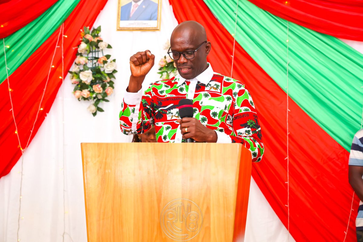 RTNBurundi's tweet photo. Ntahangwa au cœur de la dynamique nationale du CNDD-FDD: Une tournée placée sous le signe du renforcement des structures

Dans le cadre de la tournée nationale effectuée à travers les différentes
Communes du pays, le Secrétaire général du CNDD-FDD, Révérien Ndikuriyo, s’est rendu ce 25 février 2026 dans la Commune de Ntahangwa en province de Bujumbura, où il a été accueilli chaleureusement par de nombreux militants de ce parti.

L’objectif de ces descentes est de prodiguer des conseils et donner des orientations aux responsables du parti, depuis le niveau des collines jusqu’à celui de la Commune, afin de consolider la gouvernance interne et l’efficacité organisationnelle.

Ntahangwa, un engagement salué

Dans son mot de bienvenue, le Secrétaire provincial du CNDD-FDD en province de Bujumbura, Ngoragoze Alexandre, a souligné que les militants de la Commune Ntahangwa sont pleinement engagés dans les activités de développement national.

Les participants à la rencontre ont suivi une projection mettant en lumière les réalisations accomplies dans la Commune dans divers secteurs de la vie socio-économique.

Sur le plan politique, il a également indiqué que la Commune affiche des résultats remarquables, avec un score de 97 % des voix obtenues lors des élections de 2025.

Leadership intègre et valeurs morales

Dans son enseignement sur le leadership intègre, le Révérend Pasteur Claver Ndayisenga, s’appuyant sur l’Évangile selon Saint Matthieu 6:33, a exhorté les dirigeants à rechercher d’abord le Royaume de Dieu et la justice divine, rappelant que le reste leur sera accordé par surcroît.

Il les a invités à respecter et à soutenir leurs supérieurs hiérarchiques, à éviter l’orgueil, la jalousie et la rancune, et à incarner des modèles exemplaires au sein de la société.

Cap sur le développement et la bonne gouvernance

Dans son allocution, le Secrétaire général du CNDD-FDD,, Révérien Ndikuriyo, a prodigué de nombreux conseils aux responsables locaux afin d’améliorer davantage l’image de la Commune Ntahangwa, et de lui permettre de conserver sa position de référence au niveau national.

Il les a encouragés à investir résolument dans le secteur agricole, en particulier dans les cultures d’exportation telles que le café, l’avocat et d’autres filières porteuses.

Il a également appelé les dirigeants à adopter un comportement exemplaire, à lutter contre les rumeurs, et à préserver la réputation du parti par des actes responsables.

Une vision pour les cinq prochaines années

Le Secrétaire général du CNDD-FDD a exprimé le souhait de voir ce parti sortir renforcé au cours des cinq prochaines années, invitant les militants à faire preuve de vision stratégique et d’engagement durable.

Il convient de rappeler que la Commune Ntahangwa est la septième des treize Communes de la province de Bujumbura déjà visitées par le Secrétaire général du CNDD-FDD, accompagné des Secrétaires nationaux chargés des différents départements.