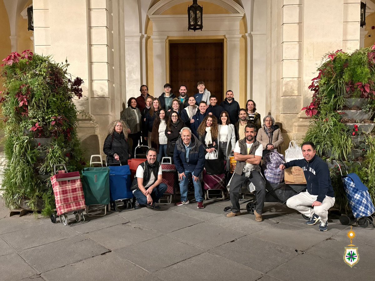 ⚪️ ACCIÓN SOCIAL Y CARIDAD

📢 Un grupo de hermanos de nuestra Hermandad de San Gonzalo, con la Diputada de Caridad entre ellos, colaboran de forma habitual con la Brigada Nocturna, acompañando su encomiable labor en las noches más frías y silenciosas.
La madrugada del pasado