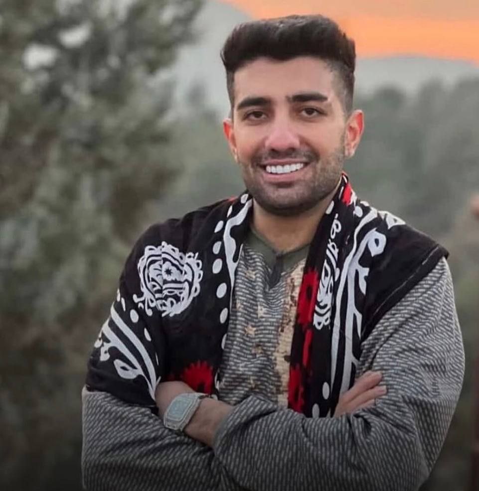 amyrfaghani's tweet photo. علی شعبانی، ساکن پیروزی تهران، بامداد ۲۹ بهمن ساعت ۴ صبح با یورش نیروهای امنیتی به منزلش بازداشت شد. در جریان این حمله به پای او شلیک شد و سپس بازداشتش کردند. وضعیت جسمی و شرایط نگهداری او مشخص نیست و نگرانی‌ها درباره سلامت و امنیتش جدی است. صدایش باشیم
#Ali_shabani https://t.co/12NxrBtr1R