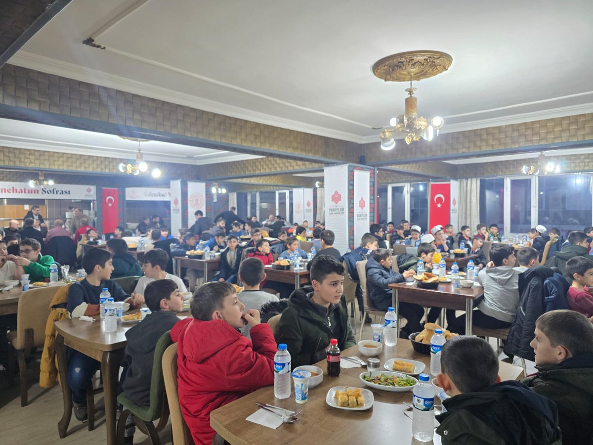 ErzurumVakiflar's tweet photo. 📍 Erzurum Nene Hatun Sofrası - Erzurum Şehir Hastanesi

“Erzurum kilidi mülk-i İslâm’ın…”

Erzurum’da kurulan iftar soframızda bu akşam hafızlık eğitimi alan öğrencilerimizi misafir etmenin bahtiyarlığını yaşadık. Kur’an’a gönül veren gençlerimizin tilaveti ve duaları, soframıza ayrı bir manevi iklim kattı.

Programımızda Bölge Müdürümüz Sn. Murat Uslu ve Yakutiye İlçe Müftümüz Sn. Selim Şahin de öğrencilerimizle yakından ilgilenerek hasbihal etti, onların heyecanına ve gayretine ortak oldu.

Vakıf geleneğimizin asırlardır taşıdığı ilim ve irfan mirasıyla, geleceğimizin teminatı olan evlatlarımızla aynı sofrada buluşmanın huzurunu paylaştık. Katılım sağlayan tüm öğrencilerimize ve kıymetli hocalarına teşekkür ediyoruz.

📍 Erzurum - Nene Hatun Sofrası
📍 Erzincan - Terzibaba Sofrası
📍 Bayburt - Dede Korkut Sofrası (Taşhan Bedesten)
📍 Ağrı - Hanibaba Sofrası (Şazeli Kafe Restaurant)
📍 Kars - Harakani Sofrası (İstasyon Camii Kültür ve Taziye Evi)
📍 Iğdır üniversitesi - Karaağaç Kampüsü
📍 Ardahan - Bingöl lokantası

@muslu24 @VakiflarGM