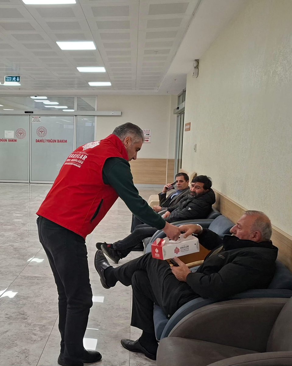ErzurumVakiflar's tweet photo. 📍 Erzurum Nene Hatun Sofrası - Erzurum Şehir Hastanesi

“Erzurum kilidi mülk-i İslâm’ın…”

Erzurum’da kurulan iftar soframızda bu akşam hafızlık eğitimi alan öğrencilerimizi misafir etmenin bahtiyarlığını yaşadık. Kur’an’a gönül veren gençlerimizin tilaveti ve duaları, soframıza ayrı bir manevi iklim kattı.

Programımızda Bölge Müdürümüz Sn. Murat Uslu ve Yakutiye İlçe Müftümüz Sn. Selim Şahin de öğrencilerimizle yakından ilgilenerek hasbihal etti, onların heyecanına ve gayretine ortak oldu.

Vakıf geleneğimizin asırlardır taşıdığı ilim ve irfan mirasıyla, geleceğimizin teminatı olan evlatlarımızla aynı sofrada buluşmanın huzurunu paylaştık. Katılım sağlayan tüm öğrencilerimize ve kıymetli hocalarına teşekkür ediyoruz.

📍 Erzurum - Nene Hatun Sofrası
📍 Erzincan - Terzibaba Sofrası
📍 Bayburt - Dede Korkut Sofrası (Taşhan Bedesten)
📍 Ağrı - Hanibaba Sofrası (Şazeli Kafe Restaurant)
📍 Kars - Harakani Sofrası (İstasyon Camii Kültür ve Taziye Evi)
📍 Iğdır üniversitesi - Karaağaç Kampüsü
📍 Ardahan - Bingöl lokantası

@muslu24 @VakiflarGM
