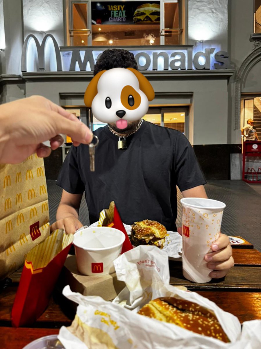 Anoche tuve un encuentro con un sumiso que llevaba semanas rogando por atención. Hablando, me contó de una fantasía que nunca había hecho y quería cumplirla conmigo. 
No quería hotel, no quería privacidad. Quería público.
Y eso lo cambia todo. ABRO HILO 👇🏻🔥