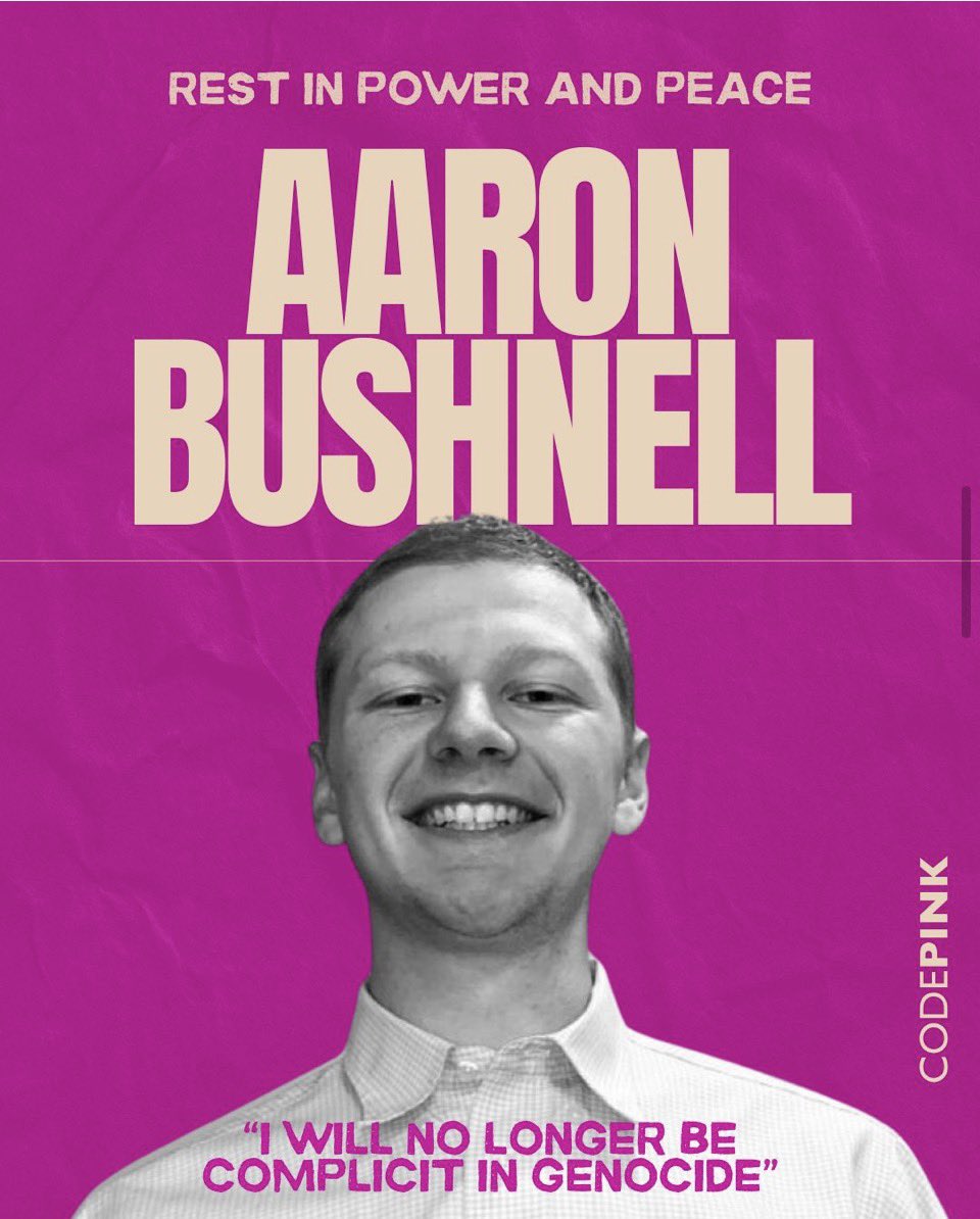 🔥 Hace exactamente dos años, el 25 de febrero de 2024, el cielo de Washington D.C. se iluminó con un fuego que no era muerte… sino revelación.
Aaron Bushnell, aviador de 25 años en servicio activo de la Fuerza Aérea de EE.UU., decidió que su cuerpo sería la última nota de una