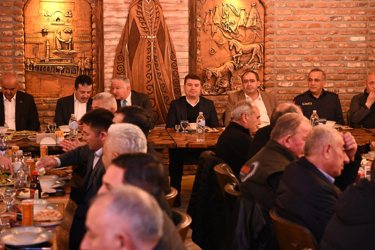 evrendincertr's tweet photo. Ramazan; birliktir, beraberliktir, kardeşliktir, berekettir…❤️

📍Ziraat Odası Başkanımız Emin Koçak ev sahipliğinde mahalle ve köy muhtarlarımız ile #iftar programında bir araya geldik. 🙋‍♂️

Milletimize hizmet yolunda omuz omuza yürüdüğümüz kıymetli muhtarlarımızla dayanışmamızı pekiştirmeye, ortak akılla hareket etmeye devam edeceğiz. 🤝🇹🇷

Bu mübarek ayın rahmeti birliğimizi daim eylesin İnşAllah. 🤲 

#RamazanAyı 🌙
#AksarayaDeğer ❤️