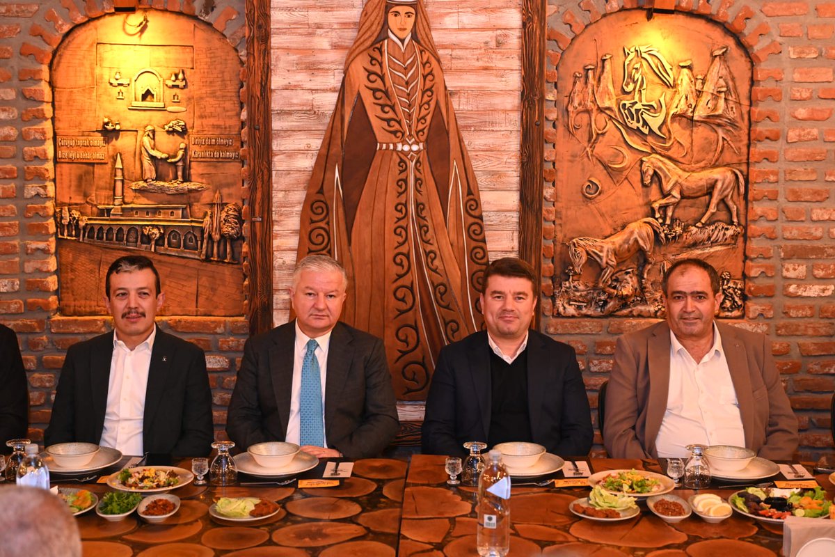 evrendincertr's tweet photo. Ramazan; birliktir, beraberliktir, kardeşliktir, berekettir…❤️

📍Ziraat Odası Başkanımız Emin Koçak ev sahipliğinde mahalle ve köy muhtarlarımız ile #iftar programında bir araya geldik. 🙋‍♂️

Milletimize hizmet yolunda omuz omuza yürüdüğümüz kıymetli muhtarlarımızla dayanışmamızı pekiştirmeye, ortak akılla hareket etmeye devam edeceğiz. 🤝🇹🇷

Bu mübarek ayın rahmeti birliğimizi daim eylesin İnşAllah. 🤲 

#RamazanAyı 🌙
#AksarayaDeğer ❤️