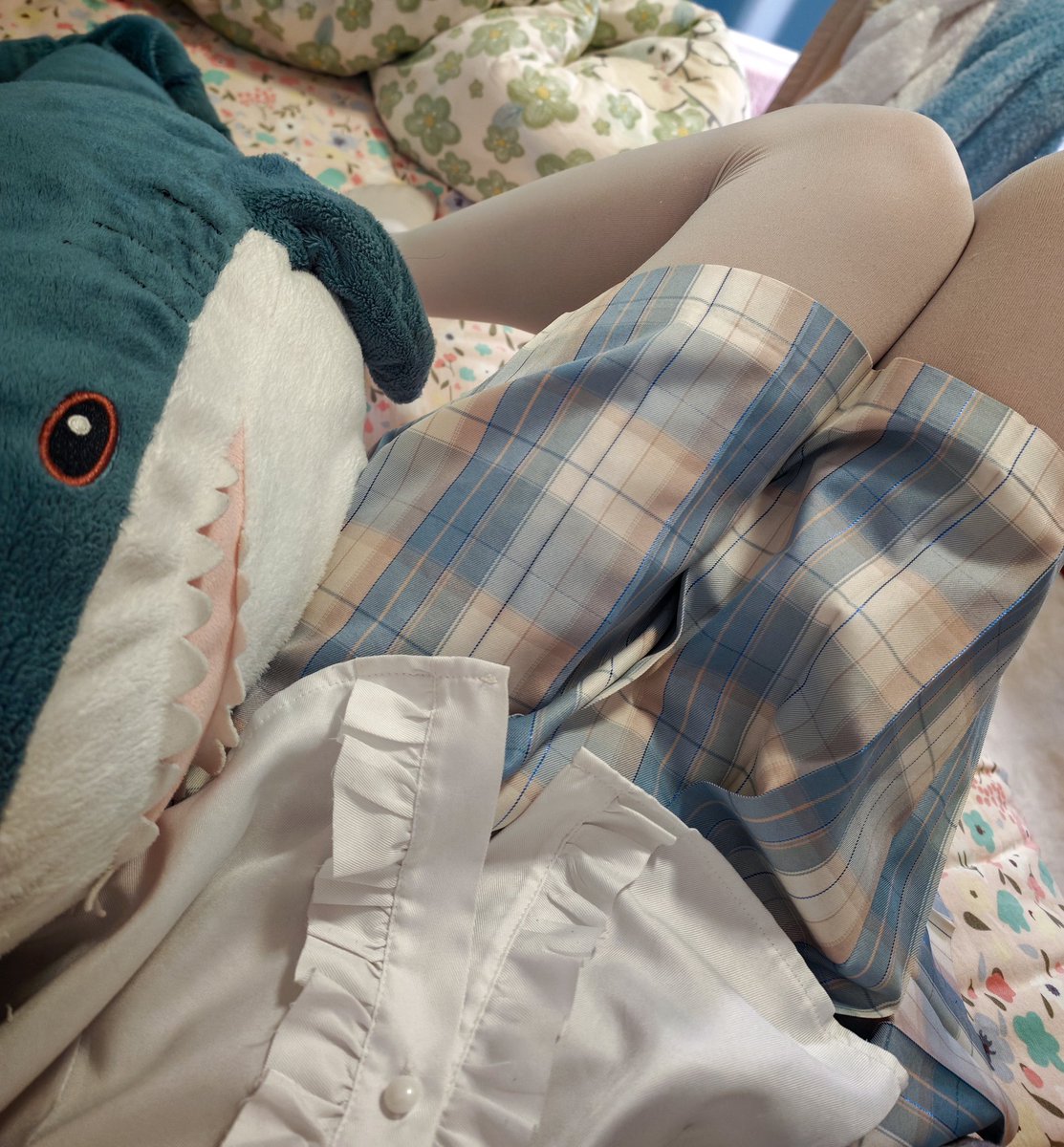 ena1_mizuki's tweet photo. 终于从爸妈家回来一个人单住，又可以穿可爱小裙子了🥰
而且感觉穿裙子也很方便我涂凝胶，好看又实用，除了有点冷ww https://t.co/oI0yKKQEo7