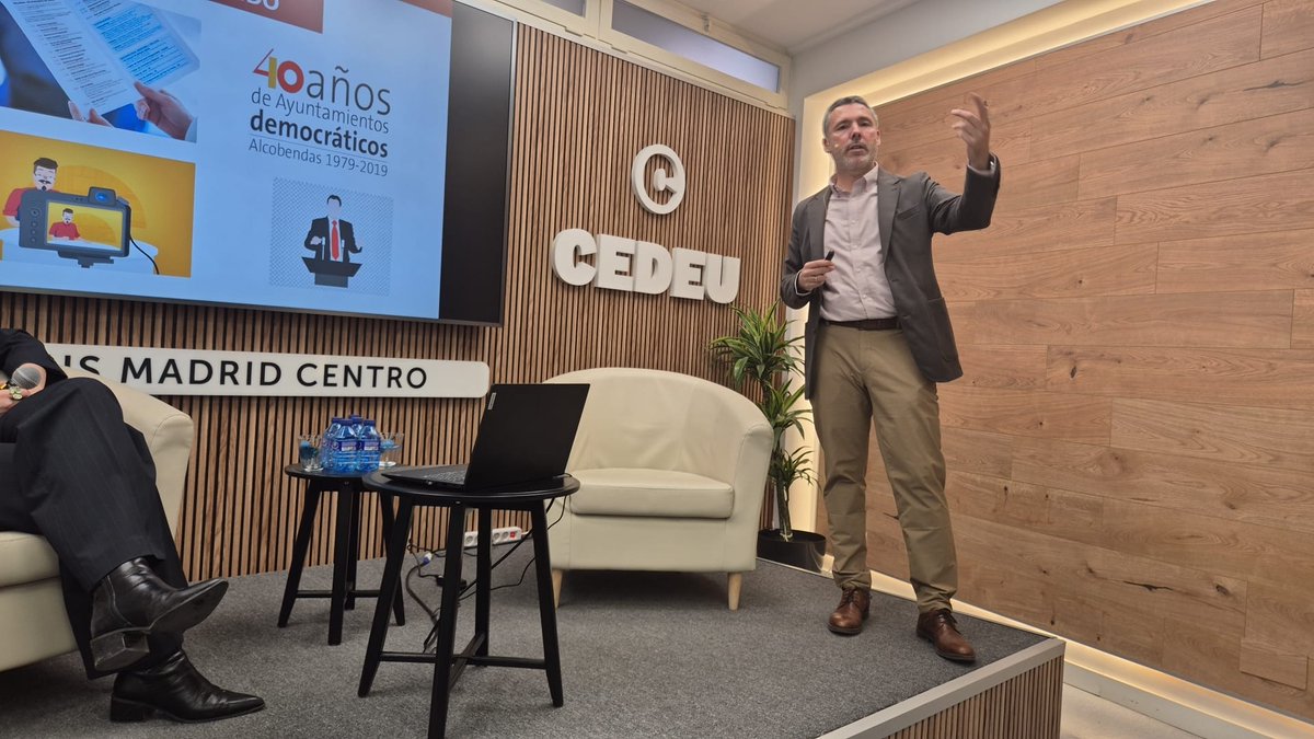 Muy agradecido a <a href="/CEDEUoficial/">CEDEU</a> y a la <a href="/aeprotocolo/">aeprotocolo</a> por contar conmigo para hablar sobre Protocolo Municipal a los alumnos de 3º y 4º del Grado Universitario Oficial en #Protocolo en estas Jornadas de Protocolo tan bien organizadas y tan interesantes.