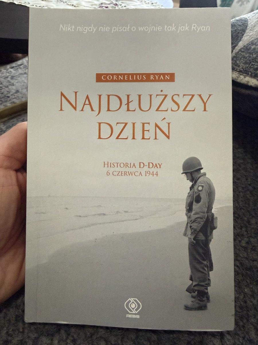 W mroku przedświtu 6 czerwca 1944 Cornelius Ryan ożywia epopeję D-Day w „Najdłuższym Dniu” – genialnym reportażu, gdzie dokumenty, świadectwa ocalałych i ślady podróży splatają się w ból, strach i heroizm. Mimo faktograficznych pomyłek, ten reportaż wciąga jak wir bitwy, czyniąc