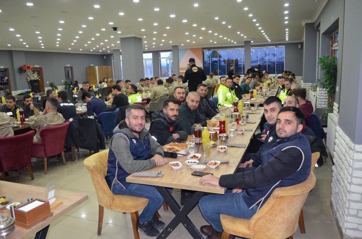 📍 Sn.Kaymakamımız Ömer Övünç KOŞANSU, İlçe Jandarma Komutanlığı ve İlçe Emniyet Müdürlüğü personeli ile düzenlenen iftar programında bir araya geldi.

Ramazan ayının birlik, beraberlik ve dayanışma ruhuna vurgu yapan Kaymakamımız, güvenlik güçlerimizin ilçemizin huzur ve