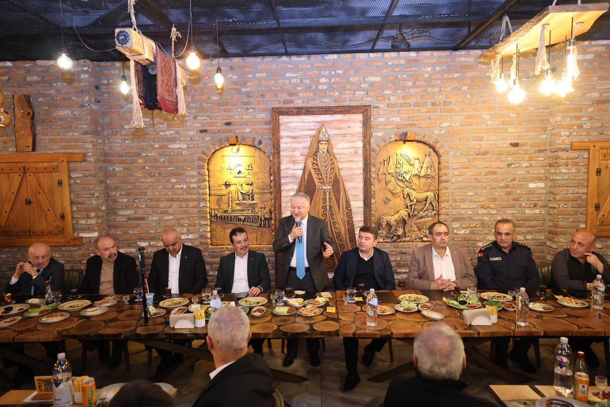 aksarayvaliligi's tweet photo. Valimiz Sn.@muratdurutr, Köy Muhtarları Derneği Başkanı Sn. Emin Koçak tarafından tertip edilen iftar programı vesilesiyle muhtarlarımızla bir araya geldi.

Sn. Valimiz, “Muhtarlarımız; devletimizin gören gözü, duyan kulağı ve kamu hizmetlerinin uç beyleridir. Aksaraylı hemşehrilerimize en güzel hizmetleri hep birlikte sunmaya devam edeceğiz” ifadelerini kullandı.