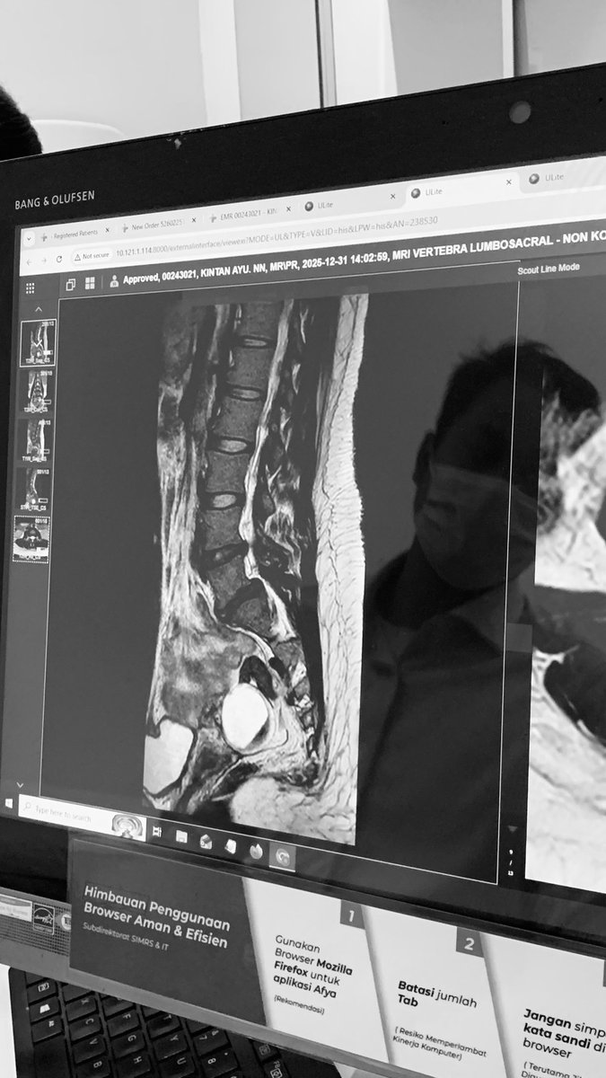 axkintan's tweet photo. bahkan tiap berita buruk yang dr. andra sampaikan tadi udah gak bisa bikin aku nangis lagi pas keluar ruangan. gak kaya dulu. 

apa karena udah terbiasa? atau, sedang kuanggap sebagai pengugur dosaku yang begitu banyak? https://t.co/j9GpMgS76Y