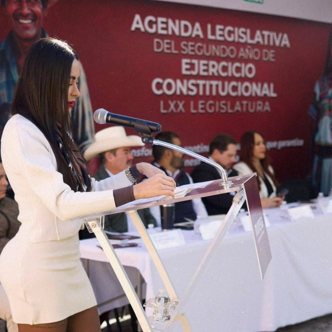 c_mont22's tweet photo. Las y los diputados de la Coalición Parlamentaria Cuarta Transformación del @CongresoDgo presentamos la Agenda Legislativa del Segundo Año de Ejercicio Constitucional.

En este nuevo periodo redoblamos esfuerzos para impulsar leyes que fortalezcan la justicia social, la transparencia y el bienestar de las familias duranguenses.

Desde @PartidoMorenaMx reafirmamos nuestro compromiso: no daremos un paso atrás en la transformación y seguiremos legislando con el pueblo en el centro.