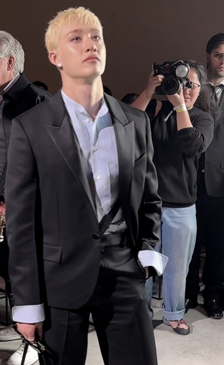 BCHANPIC's tweet photo. LIKE WOW BANG CHAN!!!😵‍💫

BANG CHAN AT FENDI MFW
#BANGCHANxFENDI
#BangChanxFendiFW26 https://t.co/yoMgossvzT