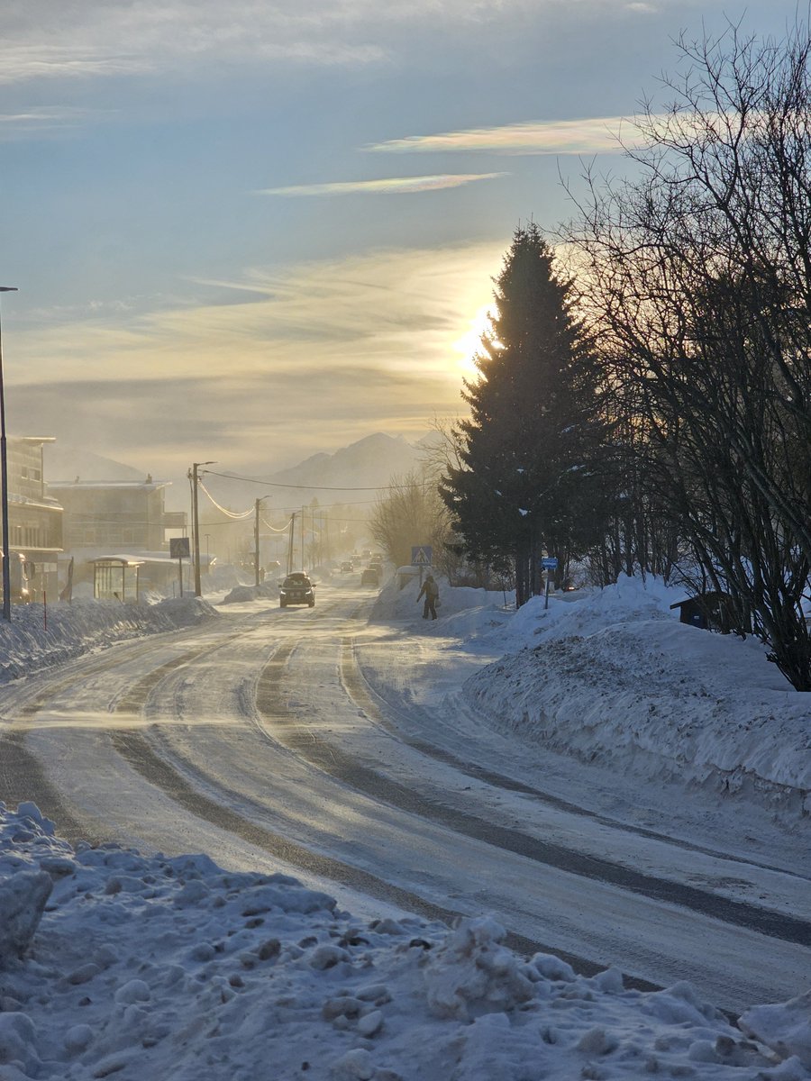 Dia de Sol i vent. No neva avui però el vent aixeca la neu en pols i la fa caure contra nosaltres com si hi hagués una bona tempesta. 

Qui vulgui agafar el bus direcció nord té on amagar-se. Qui esperi a la parada per anar direcció sud (a la dreta) viu altra experiéncia 😅