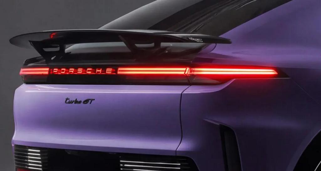 Futur #Porsche Cayenne coupé Turbo GT : 1re image du monstre de plus de 1 200 ch à aileron fixe.

>> share.google/ObnRlhvAfWGOBt…

<a href="/Porsche/">Porsche</a> <a href="/Porsche_France/">Porsche France</a> <a href="/PorscheRaces/">Porsche Motorsport</a>