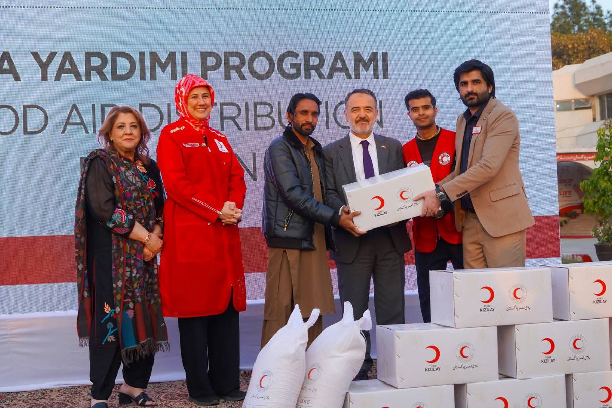 PRC_official's tweet image. PRCS and the Turkish Red Crescent Society launched joint Ramadan relief with a symbolic food distribution at Pakistan Red Crescent Society NHQ.

3,000 food packages will support vulnerable families in Tirah, Kurram, Rawalpindi and Islamabad.

#Ramadan2026 #ForHumanity @kizilay