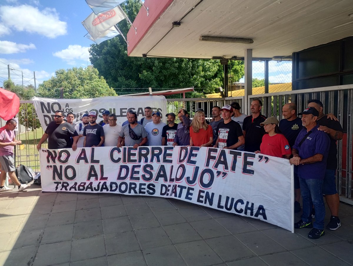 mesadenecochea's tweet photo. @myriambregman en su cumpleaños luchando junto a las trabajadoras y trabajadores de @GeorgalosLucha de Fate y @lustramax_lucha https://t.co/gMm3vzkPfs