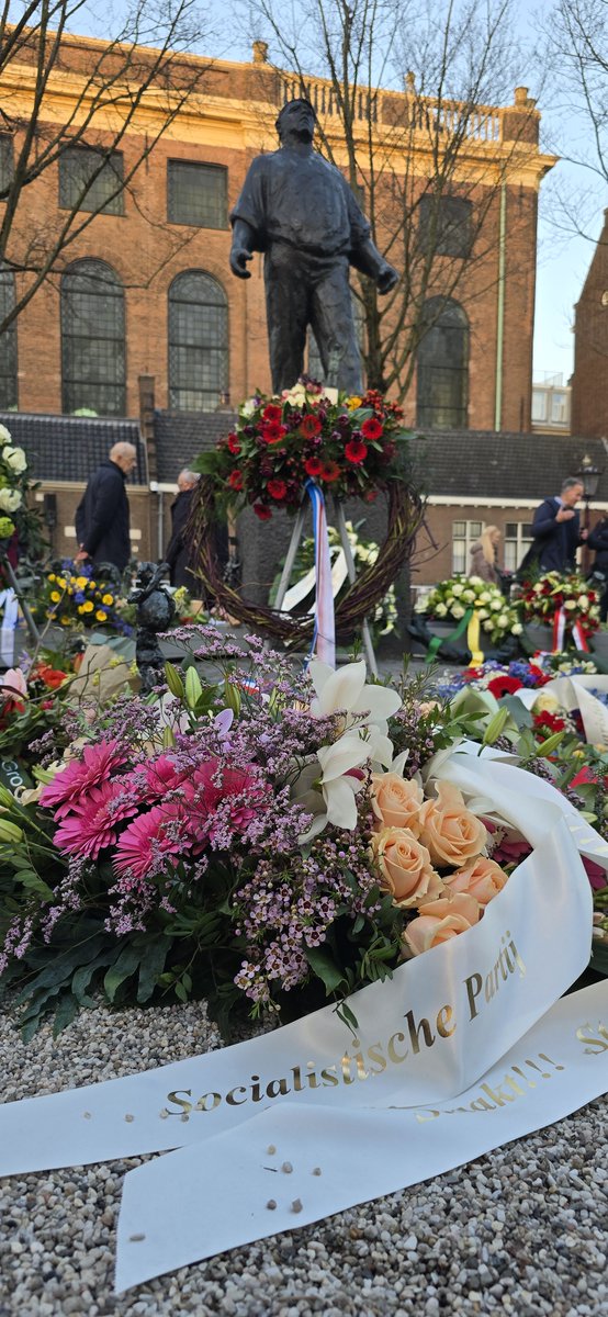 Zojuist legden we een bloemstuk neer bij de Dokwerker om de Februaristaking te herdenken. Dat wij moed en inspiratie mogen putten uit de heldhaftige daad van de stakers. Opdat wij nooit vergeten. #Februaristaking #dokwerker