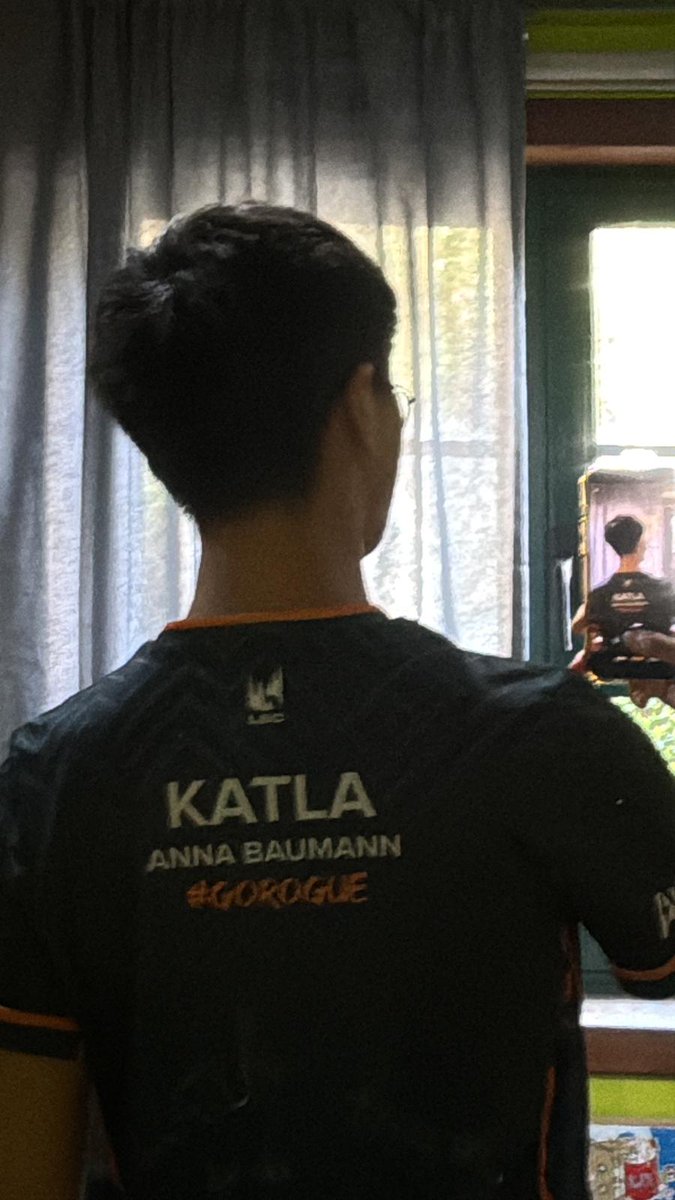 itsperezz__'s tweet photo. Few weeks ago, I found the former CEO of Rogue during a league game,thanks to her kindness, I was able to get a signed jersey.

Thank you so much @AnnaBaumann @fredy122 @Larssen00 

This means a lot to me, forever Rogue #GoRogue 

💙🧡 https://t.co/Pvwba5ki8s