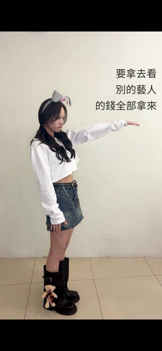 Sryyy but this picture has been screaming this sentence in my head