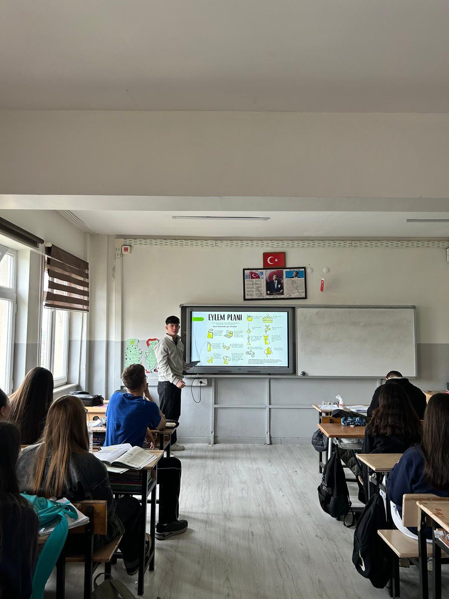 CorluBorsas's tweet photo. Ticaret Borsası Anadolu Lisesi 35 öğrenci ve 1 öğretmen ile karbon ayak izi ve karbon döngüsü ile ilgili videolar izlendi. Öğrencilere sera gazlarının ve karbon ayak izinin nasıl azaltılabileceği konusunda bilinç kazandırıldı. @CorluMem @drazizyeniyol @hete61 https://t.co/4O8LAVlG6V