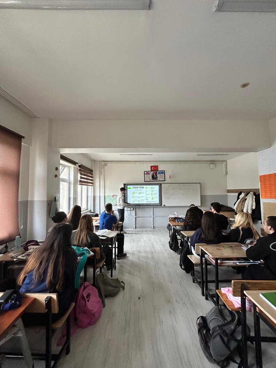 CorluBorsas's tweet photo. Ticaret Borsası Anadolu Lisesi 35 öğrenci ve 1 öğretmen ile karbon ayak izi ve karbon döngüsü ile ilgili videolar izlendi. Öğrencilere sera gazlarının ve karbon ayak izinin nasıl azaltılabileceği konusunda bilinç kazandırıldı. @CorluMem @drazizyeniyol @hete61 https://t.co/4O8LAVlG6V