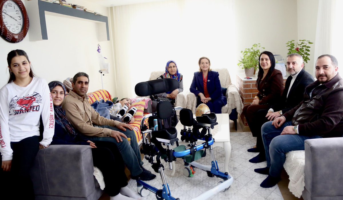 Kaymakamımız Sn. Özlem Bozkurt Gevrek; hayırseverlerimiz Sn. Gizem Köksal Selvet ve eşi Sn. Selçuk Selvet ile birlikte Tahir yavrumuzu hanesinde ziyaret etti.

Engelli evladımız ve ailesiyle samimi bir sohbet gerçekleştirerek durumları hakkında bilgi alan Kaymakamımız; hareket