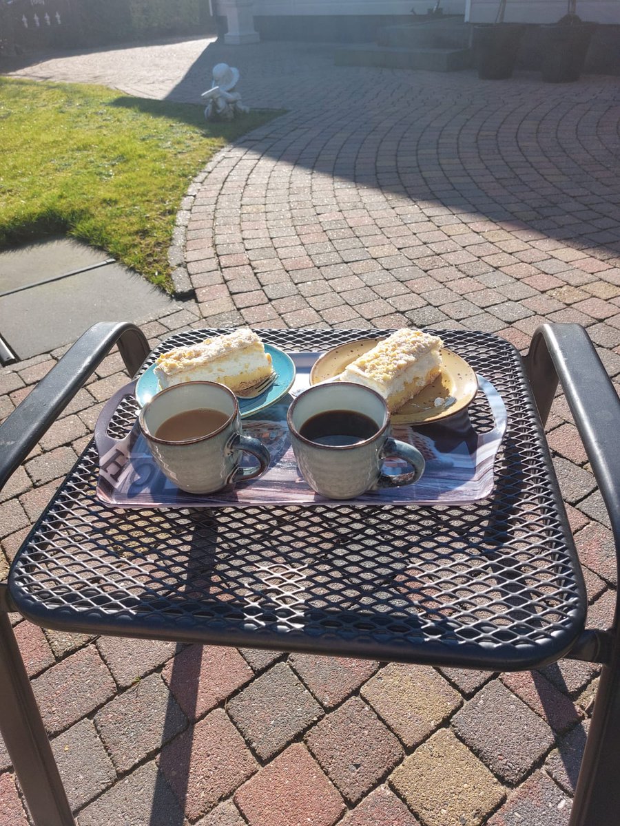 Na gedane werkzaamheden  vanmiddag in de tuin etc was er tijd voor een koffiemomentje.