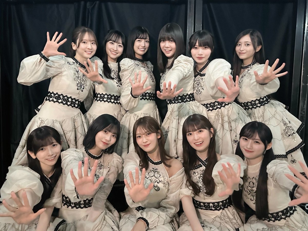 2Nogivederci's tweet photo. 【同期の5期生は何タイプか】

#乃木坂46ANN

・5期生は本当に個性豊かなメンバー。このメンバーはよく集まったなと言う感じ。

・人生で自分は何タイプなのか考えちゃう事が多い。5期生は「主人公タイプ」が多いと思う。

・私(井上)が思う「主人公タイプ」は岡本姫奈ちゃん。知らない人は是非公式ホームページを見てほしいが、公式ホームページを見ても多分絶対に伝わらない。ビジュアルではない、根本の話をしている。
彼女の主人公性を表すとすれば"何か一つのためにその他を犠牲にする勇気"があるかどうか���
例えるなら終わりのセラフに似ている。
でも、どんな選択をしても結果的に犠牲にならず助かっちゃう気がする。

・池田は主人公タイプであり、努力家なタイプなので、例えるなら目立った特技もありパラメーター��飛び抜けているけど、ヒロアカみたいな感じ。
視聴者が頑張れと応援して順にヒーローになっていく感じ。

・私(井上)は3、4番手かなと。主人公ではない。
1人を守るか大勢を守るか選択をして、大勢を守りたくても結果誰も助けられないキャラクター(具体的な経験はない、あくまで妄想)だと思っている。
アニメや漫画だと3話ぐらい出てくるキャラクターのイメージ。最終的にはいなくなってる。
逆に真の主人公の選択肢を一回は反対する面倒なやつ。

・結論、語り尽くせないが、同期に対して色んな主人公がいるなとライブ中一緒にパフォーマンスをしている際に考えていた。5期生を見ていると自分に出来ること出来ないことが分かってリスペクトしかない。

・そんな尊敬する同期と一緒に期別コーナーラストにセンターが出来た事(絶望の1��前)が本当に光栄だった。