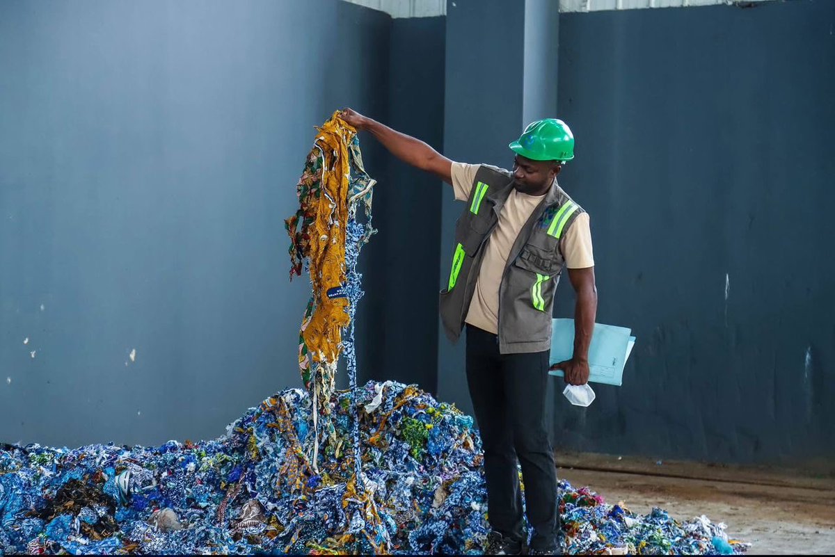Kem45813880's tweet photo. At @ZoomlionLtd  waste is not just collected but it is transformed into valuable resources for a cleaner and sustainable future. ♻️
#ZoomlionDeyWork

Sefa #GalaxyUnpacked #WithGalaxy #SamsungGH https://t.co/vCgkIkQU0k