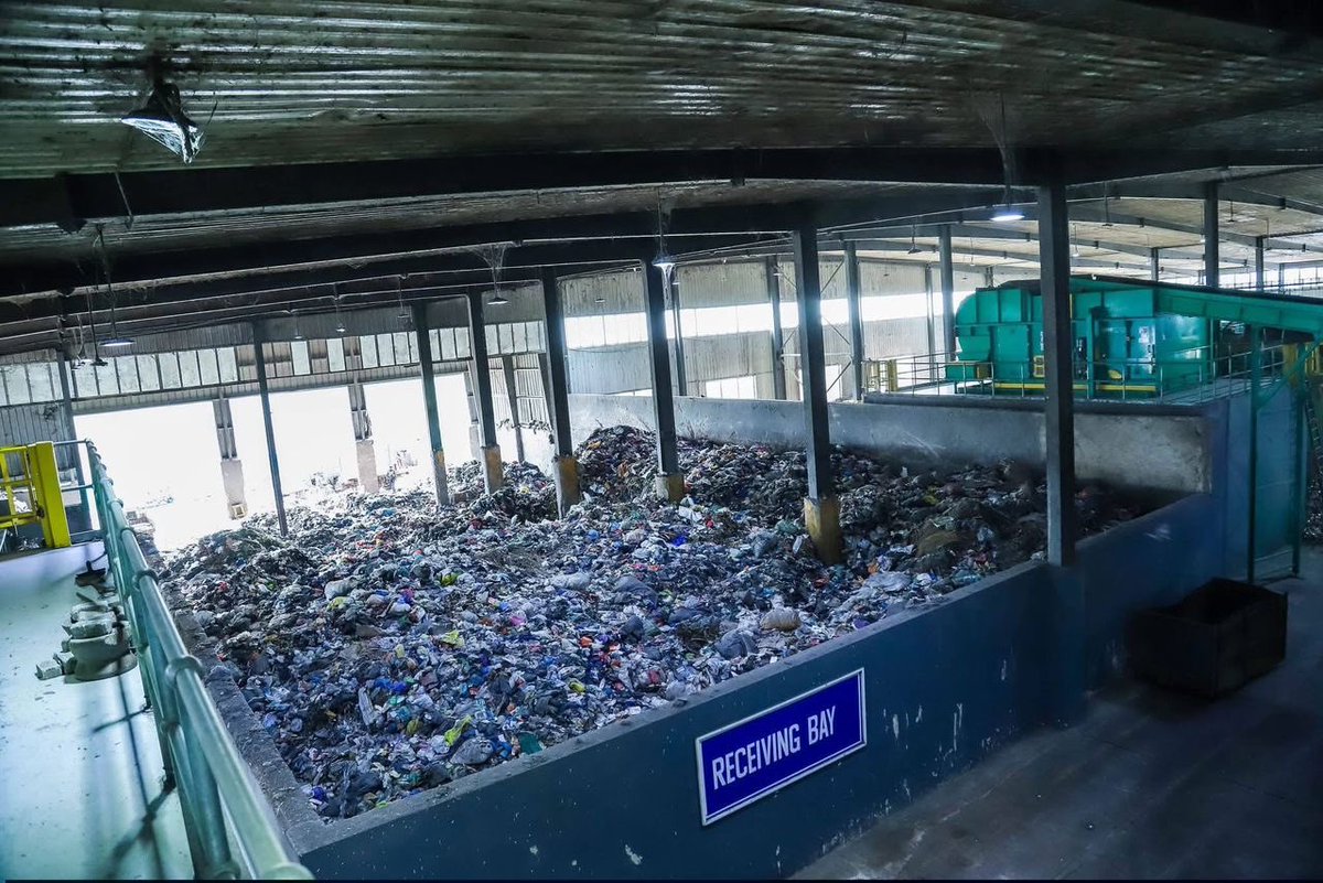 Kem45813880's tweet photo. At @ZoomlionLtd  waste is not just collected but it is transformed into valuable resources for a cleaner and sustainable future. ♻️
#ZoomlionDeyWork

Sefa #GalaxyUnpacked #WithGalaxy #SamsungGH https://t.co/vCgkIkQU0k