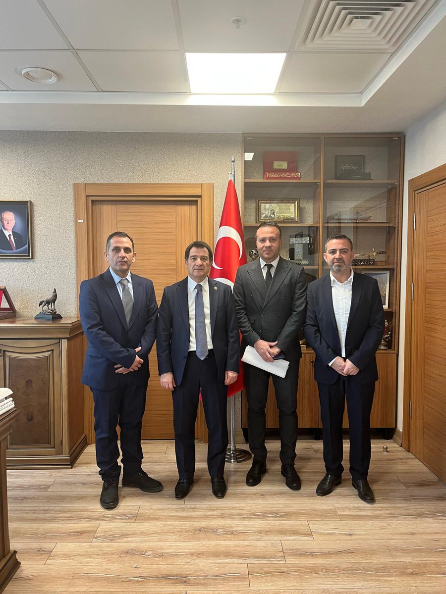Beyhanunalcirak's tweet photo. Davamızın neferleri, davasına sahip çıkmaya devam ediyor.
Ankara’da mücadelemizi kararlılıkla sürdüren kıymetli kardeşlerimiz 
@Mehmett96920242 
@abis_mustafa 
@AYDIN367471 
kardeşimize, MHP Genel Merkezi’ne gerçekleştirdikleri ziyaret ve davamıza sundukları katkılar için gönülden teşekkür ediyoruz.
Sayın 
@ifarukaksu 
@yasaryldrmMHP makamlarında ziyaret ederek;
Daha önce talep edilen raporun hazırlanıp teslim edilmesi,
Babaoca ziyaretimizle ilgili dilekçelerin takibi,
Mağduriyetimizin çözümüne yönelik istişarelerin sürdürülmesi
noktasında gösterdikleri gayret, davamız adına son derece kıymetlidir.
Bu mücadele bireysel değil, ortak bir hak mücadelesidir.
Emek veren, yol yürüyen, kapı çalan her kardeşimiz bu davanın gerçek sahipleridir.
Allah hepsinden razı olsun.
Birlikte başaracağız.
Bekâ Meselesi
#StajyerÇırağınYarımSigortasıDerdinizOlsun
