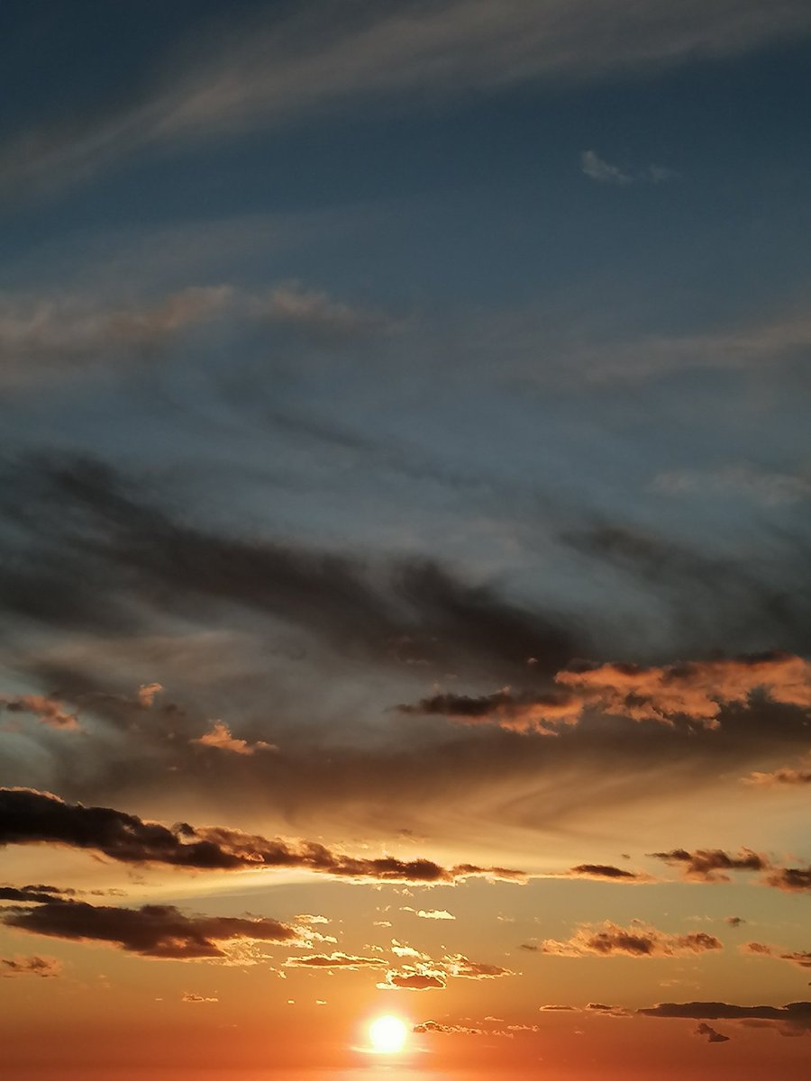 Cielo dipinto.  🧡  [📷]