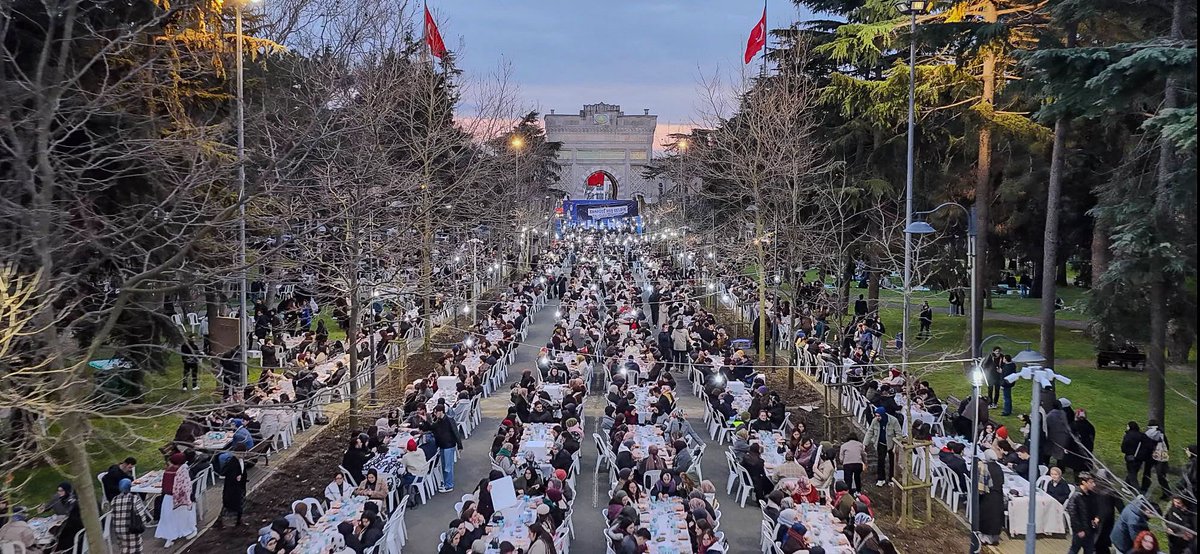 Ramazan; gençliğin heyecanıyla, kampüsün enerjisiyle daha da güzel… 🌙

İstanbul Üniversitesi Beyazıt Kampüsü’nde gerçekleştirdiğimiz 5. Büyük Kampüs İftarı’nda 15 bine yakın öğrenci kardeşimizle iftar sevincini paylaştık.

Gençlik Kollarımızın ve Üniversiteler Teşkilatımızın