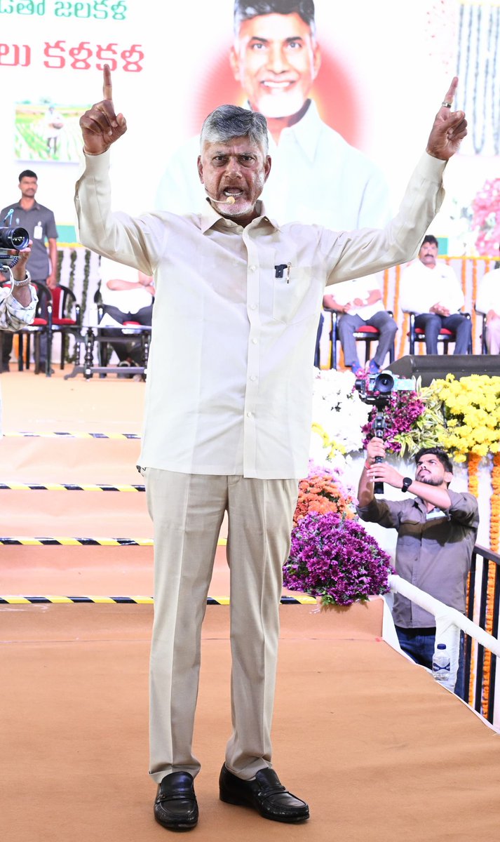 AndhraPradeshCM's tweet photo. రూ.456 కోట్లతో చేపట్టనున్న వెలిగొండ ప్రాజెక్టు ఫీడర్ కెనాల్ లైనింగ్ పనులకు దోర్నాల మండలం, గంటవానిపల్లిలో శంకుస్థాపన చేసిన అనంతరం మార్కాపురం ప్రజావేదిక సభలో గౌరవ ముఖ్యమంత్రి శ్రీ నారా చంద్రబాబునాయుడు ప్రసంగించారు. https://t.co/XSu7MZi8Jb