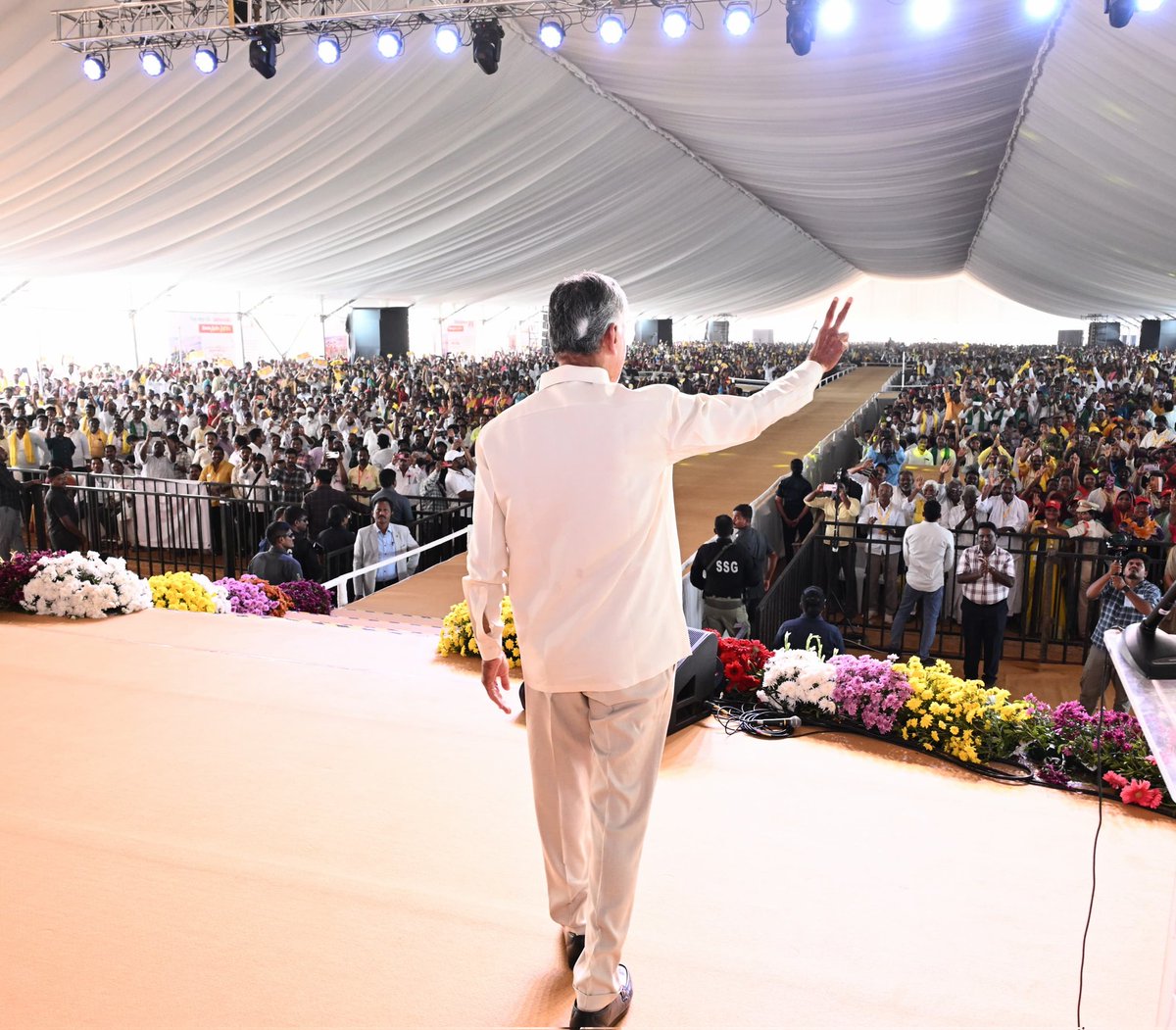 AndhraPradeshCM's tweet photo. రూ.456 కోట్లతో చేపట్టనున్న వెలిగొండ ప్రాజెక్టు ఫీడర్ కెనాల్ లైనింగ్ పనులకు దోర్నాల మండలం, గంటవానిపల్లిలో శంకుస్థాపన చేసిన అనంతరం మార్కాపురం ప్రజావేదిక సభలో గౌరవ ముఖ్యమంత్రి శ్రీ నారా చంద్రబాబునాయుడు ప్రసంగించారు. https://t.co/XSu7MZi8Jb