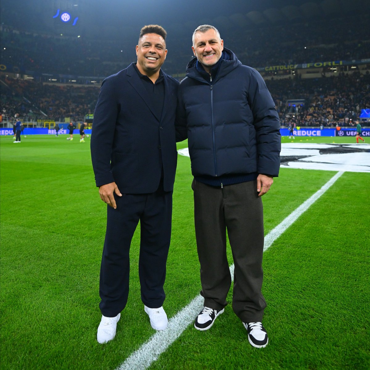90sfootball's tweet photo. One Picture. Two Legends. https://t.co/yEZio1MIRQ