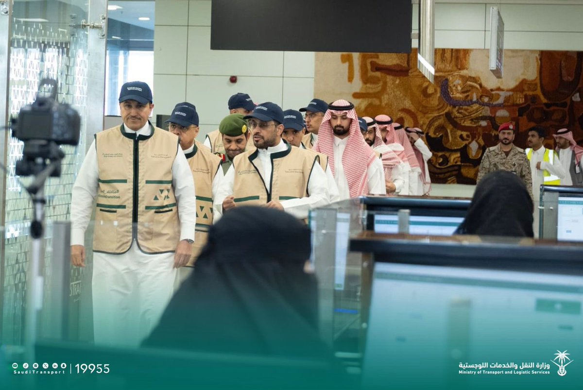 SaudiTransport's tweet photo. لإنسيابية حركة السفر، وزيادة الطاقة الاستيعابية وتطوير تجربة المستفيد، وقف معالي وزير النقل والخدمات اللوجستية @SalehAlJasser، على اكتمال حركة مناقلة الصالات في #مطار_الملك_خالد_الدولي وذلك لترسيخ دور المطار في العاصمة كمحور للنقل الجوي.

#مسارات_تربطنا_بالمستقبل
#وزارة_النقل_والخدمات_اللوجستية
