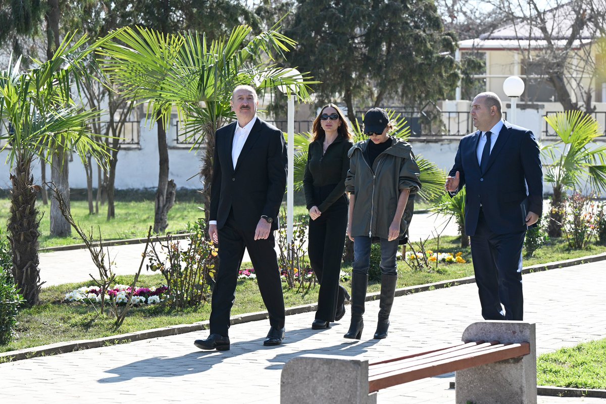 APA_agentliyi's tweet photo. Prezident İlham Əliyev Xocavənd şəhər və Xocavənd kənd sakinləri ilə görüşüb
#IlhamAliyev #Azerbaijan #Khojavend #KhojavendCity #Karabakh #NagornoKarabakh #IDPsReturn #Reconstruction #LiberatedTerritories #AzerbaijanPresident #SouthCaucasus #PostConflict #Reintegration #KarabakhReconstruction