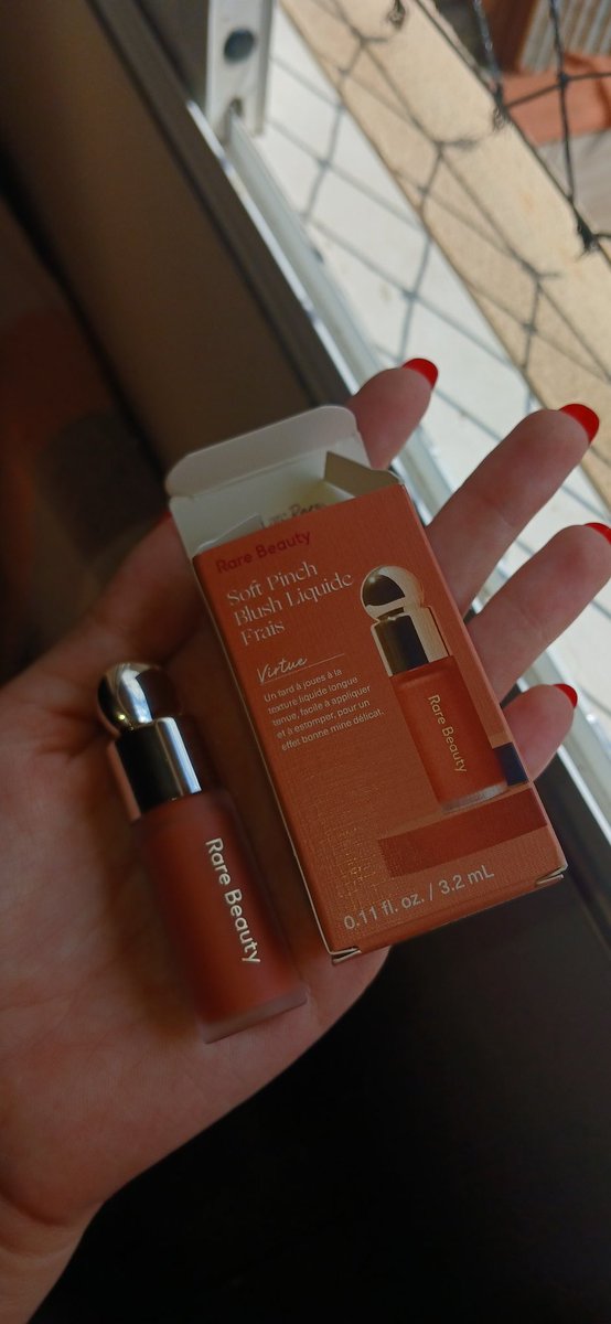 amigos, minha primeira maquiagem cara que eu comprei com o meu dinheiro do meu trabalho! estou muito feliz!!