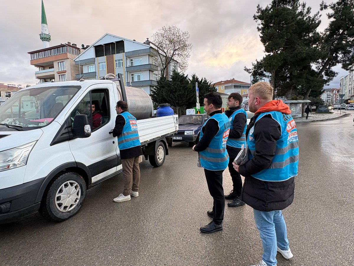 Akşam ezanına dakikalar kala trafikte, iş çıkışında ya da yolda olan vatandaşlarımıza iftariyeliklerimizi ulaştırarak aynı sofranın duasında buluştuk. 🌙