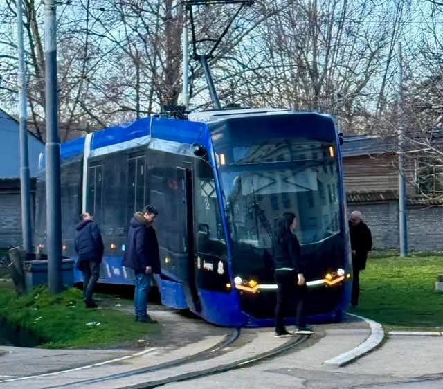 Dešavalo se svašta u tom GSP-u, bilo je svakakvih kvarova ... ALI DA GLANC NOVI TRAMVAJ PUKNE NA OBRTNOM POSTOLJU DO SADA NIJE!!!