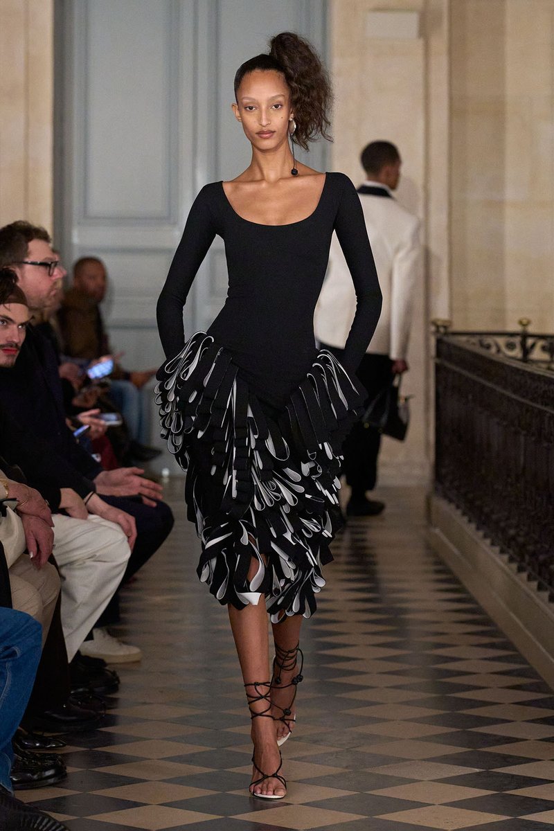 Fashion_Critic_'s tweet image. Penélope Cruz stepped out for The Bride! London photocall serving sculptural detail and serious flair, and yes, it’s not Chanel. Are we entering a new style chapter?

redcarpet-fashionawards.com/2026/02/25/pen…