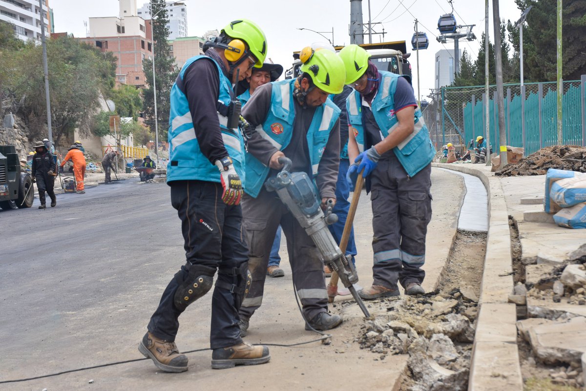 SMIPLaPaz's tweet photo. #Ahora| ¡Continúa el intenso trabajo! Avanzan las labores en la avenida del Poeta. #LaPaz

#DeLaTormentaALaEsperanza
@ivanariasduran #AvDelPoeta #Emergencias
@LaPazAlcaldia @SMRGV_GAMLP @SMIPLaPaz https://t.co/RwKJeQ47ZZ